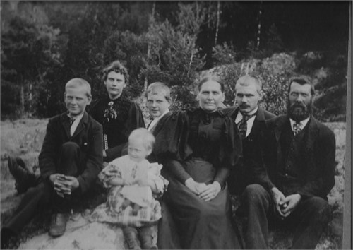 Fil:Fam Knud Syversen ca 1897.jpg