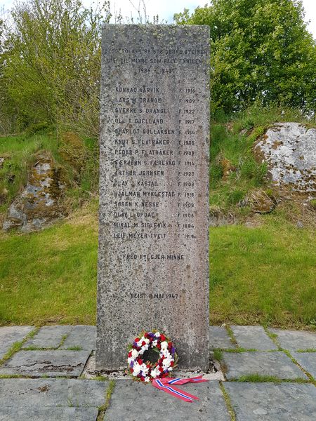 Fil:Minnesmerke Uggdal kyrkje.jpg