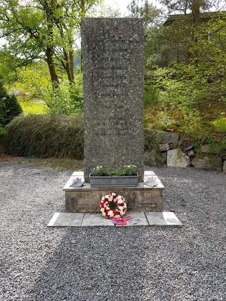 Fil:Minnesmerke Humlevik gravplass.jpg