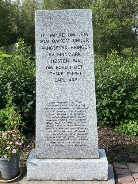 Fil:Minnesmerke over tvangsevakuerte finnmarkinger som omkom på det tyske lasteskipet Carl Arp, Narvik gravlund 2.jpg