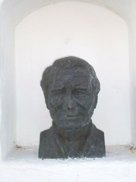 Fil:Thorbjørn Egner byste2.jpg