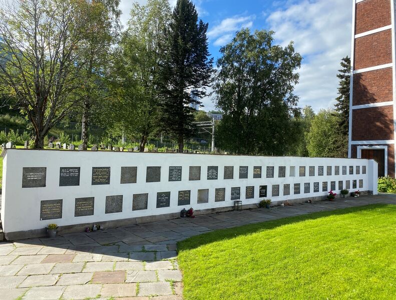 Fil:Narvik gravlund urnevegg 20200805.jpg