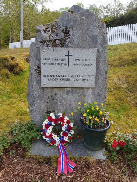 Fil:Minnesmerke Tysnes kyrkje.jpg