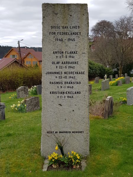 Fil:Minnesmerke Onarheim kyrkje.jpg