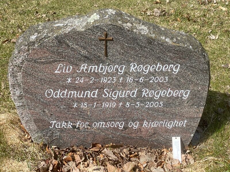 Fil:Liv Ambjorg Rogeberg Oddmund Sigurd Rogeberg gravminne Stalsberghagen gravlund Lillestrom 2021.jpg