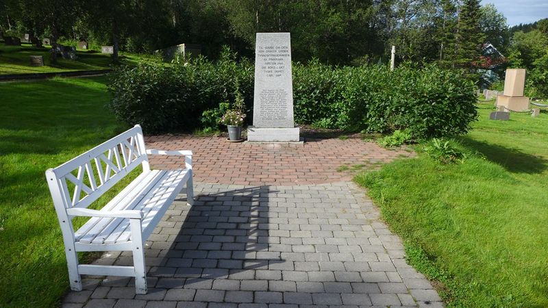 Fil:Minnesmerke over tvangsevakuerte finnmarkinger som omkom på det tyske lasteskipet Carl Arp, Narvik gravlund 1.JPG